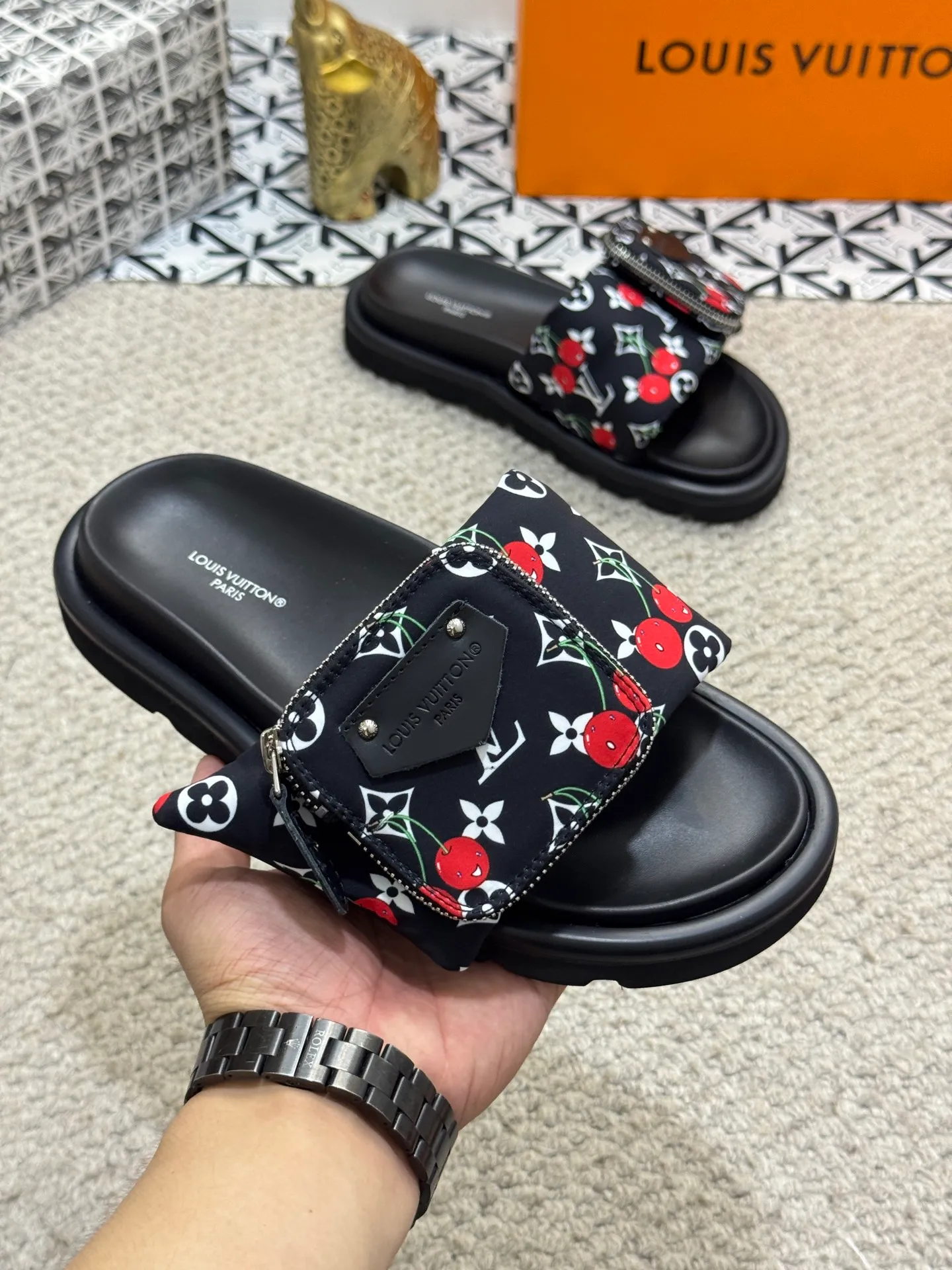 Men's shoes 💰400 [New style] 🦇🦇Top original order [Louis Vuitton] Couple style 👫Spring and summer style🎯🎯As an active family in the fashion industry ⭐ Lv is characterized by bold innovation ⚡Fabric down cloth🔥 Combined outsole, clean and tidy ⚡Fashionable and generous🌹Multiple colors available..Size: 36-44 (45 customized